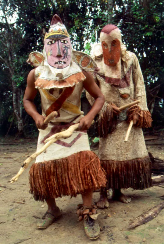 Indgenas ataviados con trajes tpicos para una de sus ceremonias. San Martn, Amazonas.
 