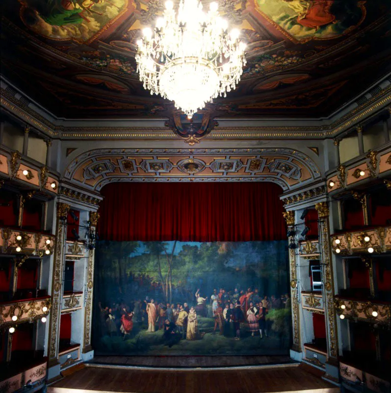 Teln de boca, obra de Anbal Gutti. Teatro de Cristbal Coln. Bogot.
 