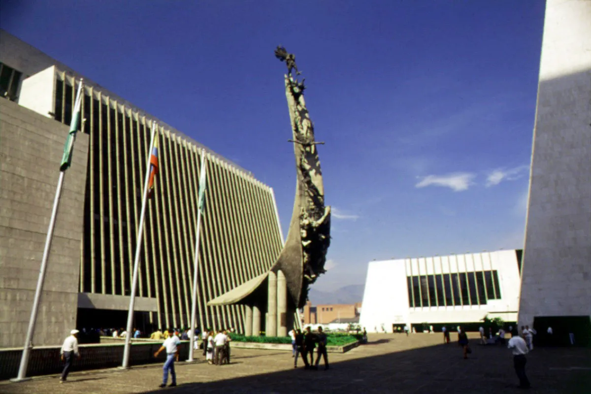 Centro administrativo La Alpujarra y escultura de Rodrigo Arenas Betancourt. Medelln.
 