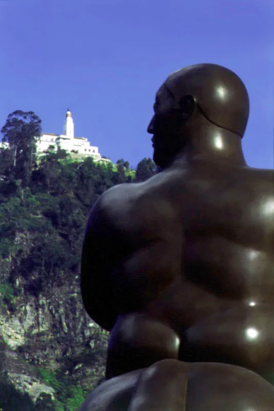 Fernando Botero, Hombre a caballo, escultura. Parque del Renacimiento. Bogot. Al fondo el santuario de Monserrate. 