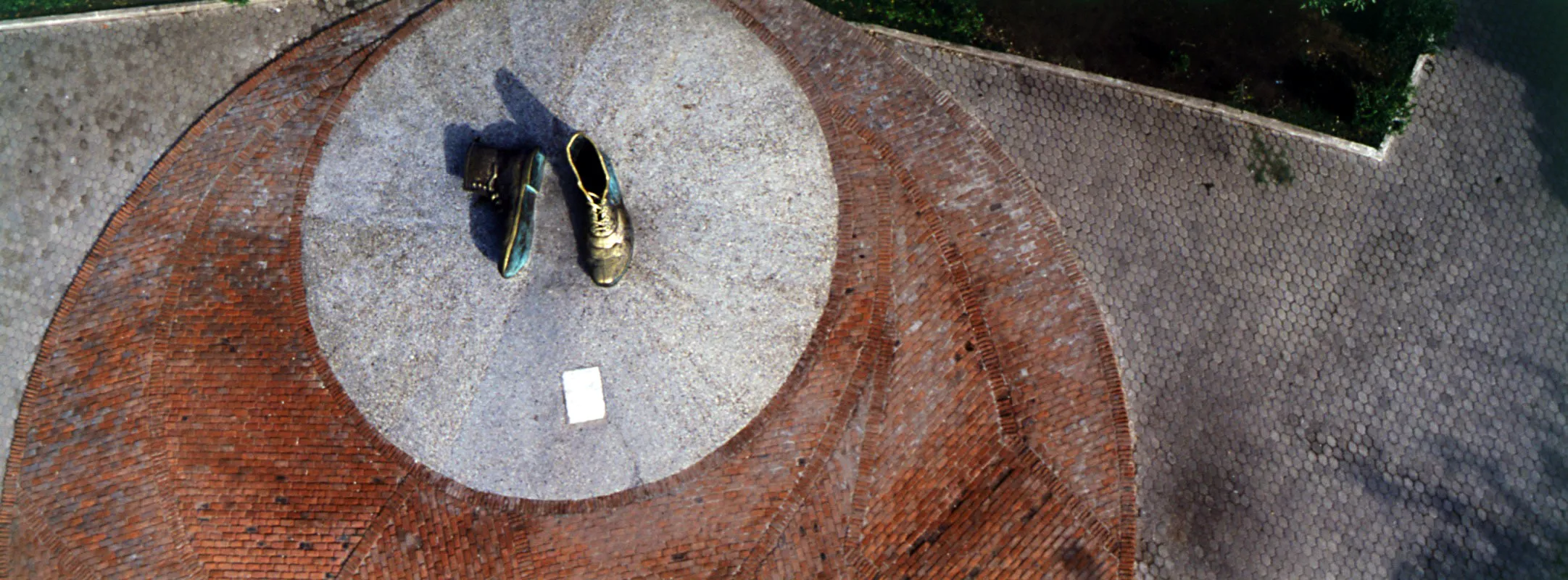 Monumento a los zapatos viejos. Escultura en bronce alusiva a un poema de Luis Carlos el tuerto Lpez a su ciudad natal. Cartagena, Bolvar.
 