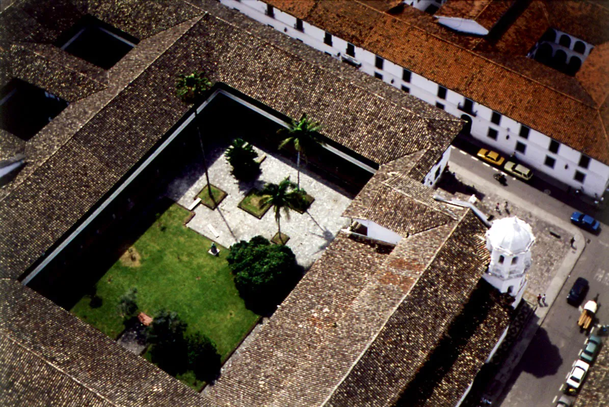 Universidad del Cauca y templo de Santo Domingo. Popayán, Cauca.