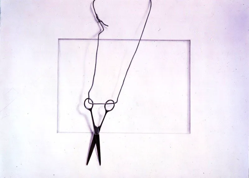 Tijeras colgando sobre paspartú.
2002.
Dibujo, lápiz y pastel sobre papel.
50,8 x 70,5 cm.