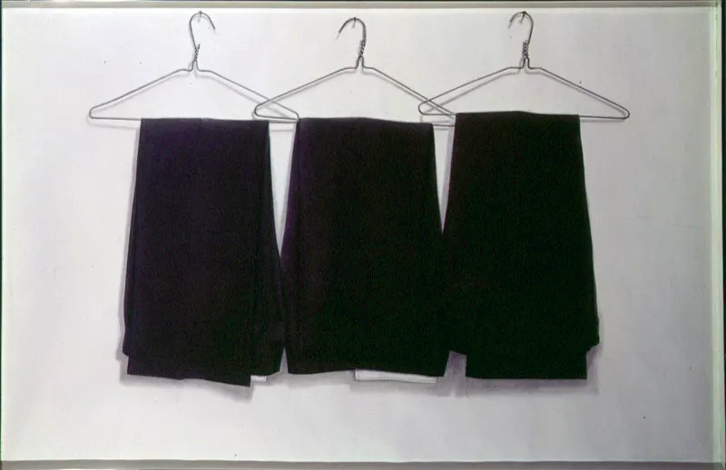 Tres pantalones.
1974.
Carboncillo sobre papel.
88 x 141,5 cm.