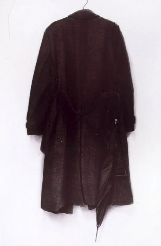 Sobretodo y paraguas.
1983.
Carboncillo sobre papel.
151,4 x 103 cm.