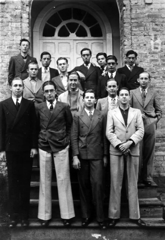 En el Gimnasio Moderno, Bogot, 1936.
Atrs: Santiago Londoo, Jaime Corts Castro, Roberto Espinosa, Luis Len, Enrique Solano, Jorge Gutirrez y Mario Latorre Rueda. Adelante: Jos Antonio (Antuco) Villegas, Mefisto, Hernando Lpez Holgun, Hernando Murillo Castro, Guillermo Restrepo Surez, Manuel Arias y Marcos Gutt. 