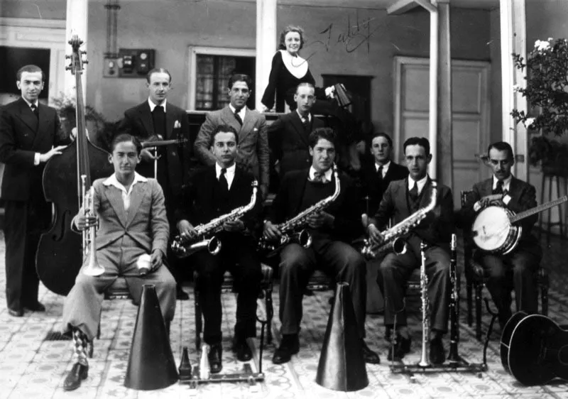 Conjunto musical "Blue Rythm", 1937. 
Primera fila de izquierda a derecha: Mefisto, un amigo, Csar Payn, Benjamn Surez y Fernando Caro Tanco. Segunda fila: Santiago Iriarte, Alfonso Martn, Genero Payn y Ricardo Uribe Holgun. Sobre el piano: Teddy Coronado.  