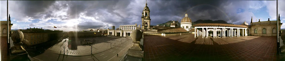 Desde la terraza del Palacio Arzobispal, de izquierda a derecha: Capitolio Nacional, Alcaldía Mayor, Palacio de Justicia, torres de la Catedral Primada, cúpula de la Capilla del Sagrario y, al fondo, Monserrate y los cerros orientales. Cristóbal von Rothkirch