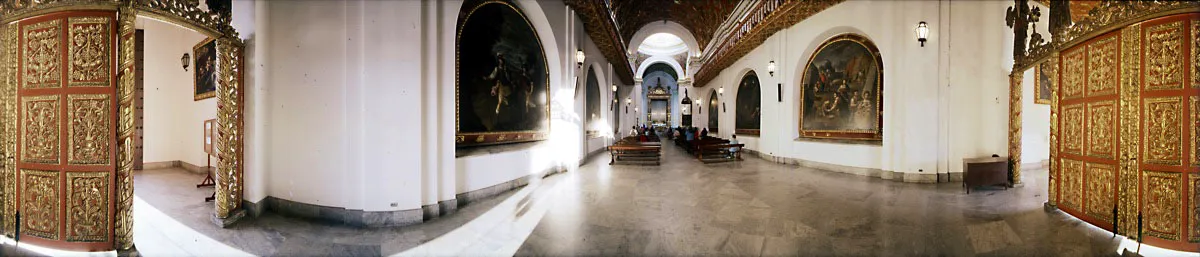 Un cancel colonial, en madera labrada, pintada y dorada, abre paso a la Capilla del Sagrario. A la entrada dos obras con escenas bíblicas del más de medio centenar que Gregorio Vásquez de Arce y Ceballos ejecutó para la capilla, por encargo de don Gabriel Gómez Sandoval. Cristóbal von Rothkirch