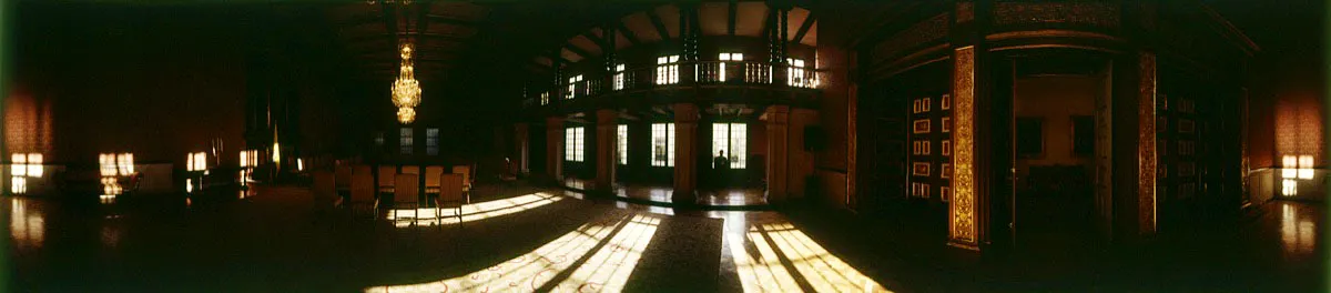 Salón Bolívar del Palacio de San Carlos. El Libertador, obra del artista venezolano Antonio Salguero, flanqueada por dos columnas salomónicas, forma conjunto con la chimenea en mármol gris. Los ventanales bajo el balcón de madera dan al llamado “patio de la palma”. El portón policromado y dorado conduce al oratorio. Cristóbal von Rothkirch