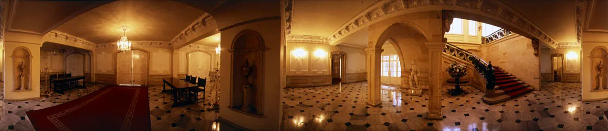 Vestíbulo de entrada del antiguo Palacio de la Carrera. En los nichos, jarrones de porcelana de Sevres. Bajo el arco, Baco, un mármol grecorromano proveniente de Sicilia, regalo del Gobierno italiano. La escalera de honor fue encargada por el general Rafael Reyes, durante su presidencia. Cristóbal von Rothkirch