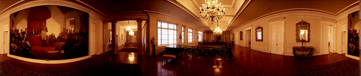 Antesala del Salón de Credenciales. En el muro sur, Bolívar en el Congreso de Angostura del pintor venezolano Tito Salas. El busto en mármol del Libertador es obra de Pietro Tenerani. La escalera de honor divide este gran espacio. Cristóbal von Rothkirch