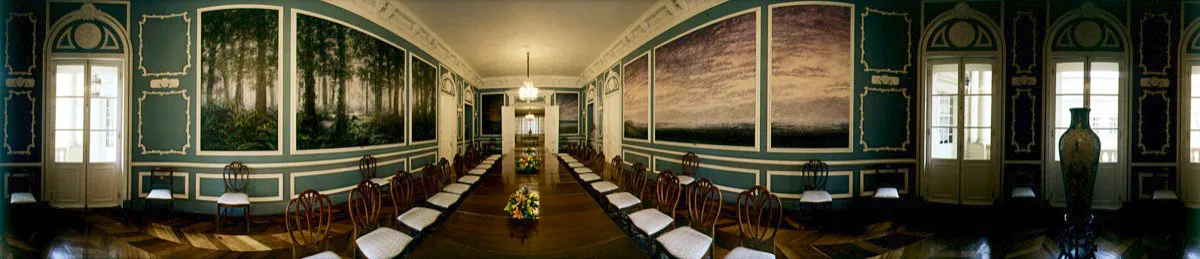 Comedor Patria o de protocolo, de planta elptica y capacidad para 26 personas. Est rodeado por leos sobre tela de Antonio Barrera, 1985, con paisajes de los diferentes climas colombianos. El gran jarrn es de porcelana francesa de Gebleux. Cristbal von Rothkirch