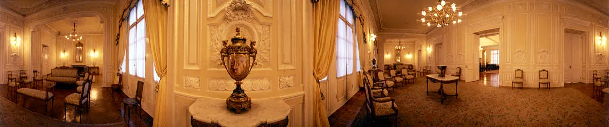 El Saln de Credenciales o de Embajadores conserva los elementos decorativos del antiguo palacio: yesera del maestro italiano Luis Ramelli, jarrones de porcelana de Sevres, mobiliario Luis XVI, lmparas de cristal de Baccarat y una chimenea en mrmol gris. Cristbal von Rothkirch