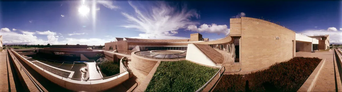 En los techos-terrazas de la biblioteca existe un teatro al aire libre. En primer plano, una de las lucardas que ilumina los espacios interiores del conjunto. Cristóbal von Rothkirch