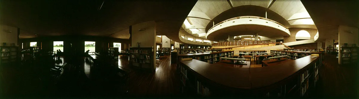 La sala general de lectura funciona en el primer piso del conjunto. Los diferentes espacios de lectura se distribuyen en torno de un núcleo semicircular y un sistema de rampas. Cristóbal von Rothkirch