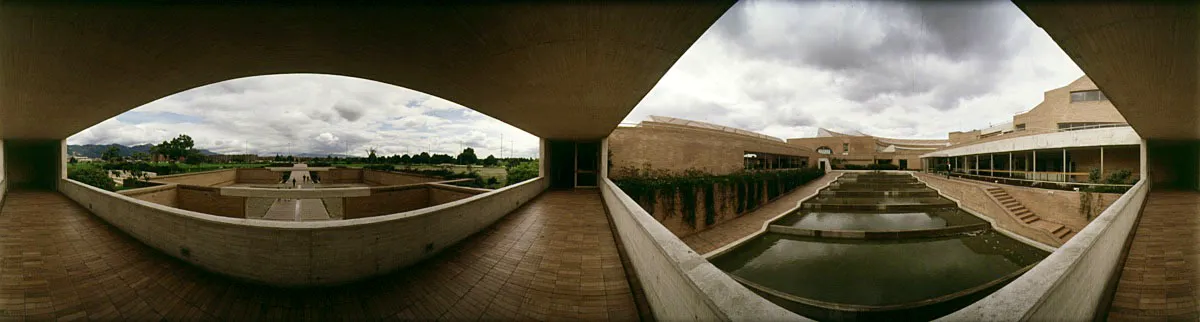 Puente que une la sala infantil con la recepción. A la derecha, conjunto de escaleras, jardineras y espejos de agua que salen escalonados hacia el exterior de la biblioteca. Cristóbal von Rothkirch