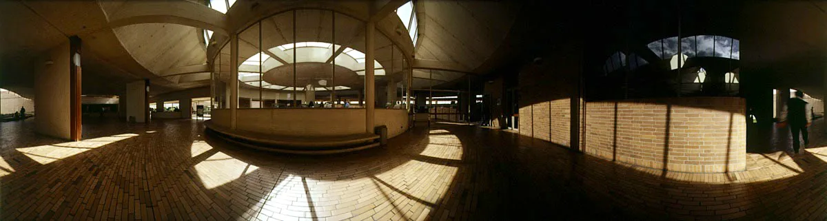 Alrededor del eje central se encuentra la antesala de la hemeroteca. Mediante un acertado sistema de lucardas, ventanales y claraboyas los diferentes espacios gozan de luz natural a lo largo del día. Cristóbal von Rothkirch