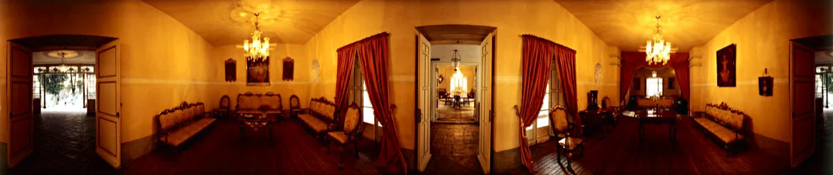 Gran salón con mobiliario colonial y óleos de los Figueroas, afamados pintores coloniales. A la izquierda, Bolívar y la alegoría de América de Pedro José Figueroa. El portón da acceso al comedor de la quinta. Al fondo, a la derecha se ve el salón Manuelita Sáenz. Cristóbal von Rothkirch