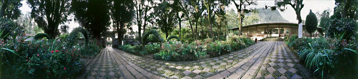 Portal neoclásico y jardines de la entrada principal a la Casa Quinta de Bolívar. El sendero está construido por guijarros, lozas de arcilla y canillas de res. Al fondo, el cañón del río San Francisco. Cristóbal von Rothkirch