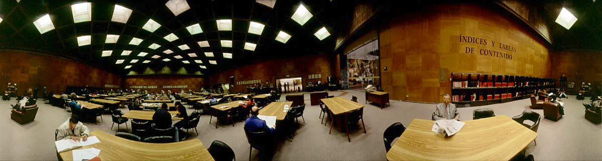 En la hemeroteca la iluminación, que durante el día provee a la sala de una luz natural uniforme y continua, ideal para la lectura, se logró gracias a un conjunto de claraboyas en concreto. Al fondo, mural al fresco de Alejandro Obregón, 1959, sin título. Cristóbal von Rothkirch
