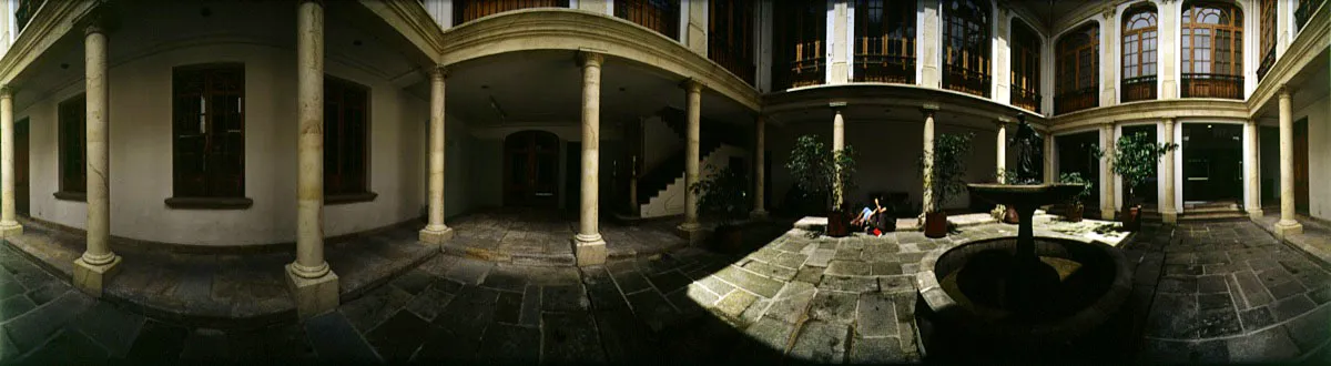 Patio interior de la casa republicana, anexada al conjunto en 1990. Sobre la fuente, escultura de san Francisco de Asís. Cristóbal von Rothkirch