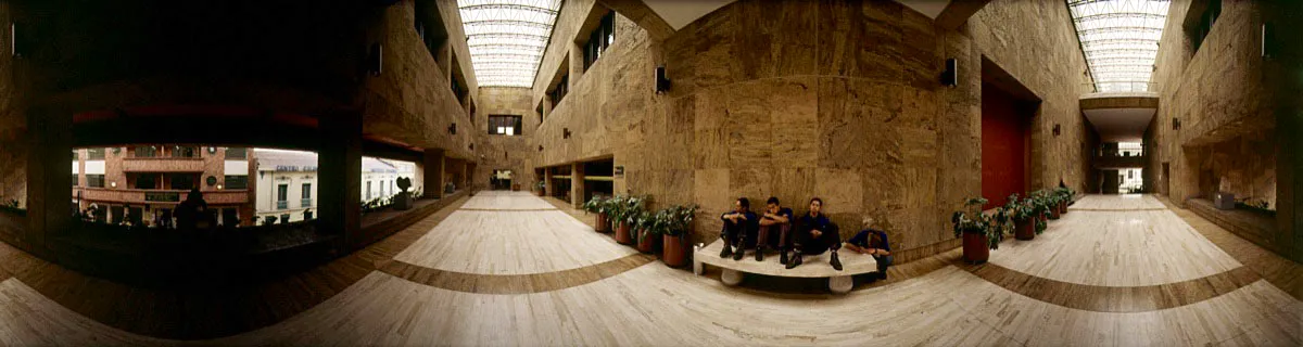 El espacio multimedios está enchapado en mármol travertino peruano. El ventanal de la izquierda exhibe esculturas de los colombianos Óscar Rojas, Miguel Sopó, la boliviana Marina Núñez del Prado y el chileno Adrián Yáñez Piumarta. Cristóbal von Rothkirch