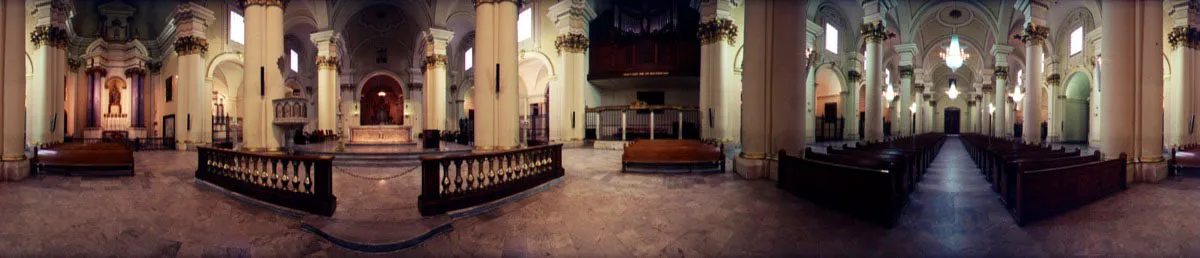 Los diseños básicos y construcción, en el siglo xviii, son obra de Domingo Esquiaqui y de fray Domingo de Petrés. Bajo la cúpula, de izquierda a derecha, capilla de la Inmaculada Concepción, balaustrada y, al fondo, el altar mayor, el órgano y la nave central del templo. Cristóbal von Rothkirch