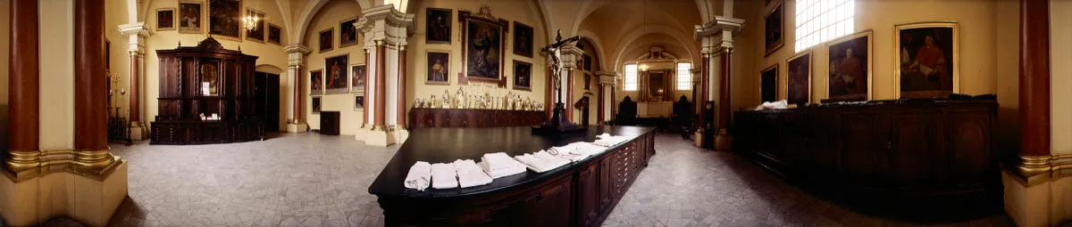 Sacristía. Aquí se conserva el cáliz que utilizó fray Bartolomé de las Casas en la fundación de Bogotá. A la izquierda, el armario de ornamentos. Entre los cuadros se destaca la Inmaculada Concepción. Al centro, mueble de ornamentos con crucifijo colonial. Atrás, altar de Cristo crucificado. A la derecha, retratos de clérigos. Cristóbal von Rothkirch
