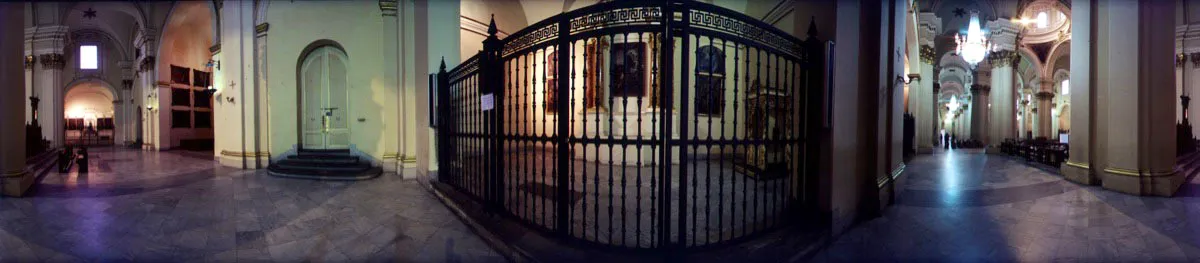 De izquierda a derecha: Capilla de la Virgen de los Dolores, entrada a la sacristía, capilla de Santiago apóstol tras la reja, y nave sur de la Catedral. Cristóbal von Rothkirch