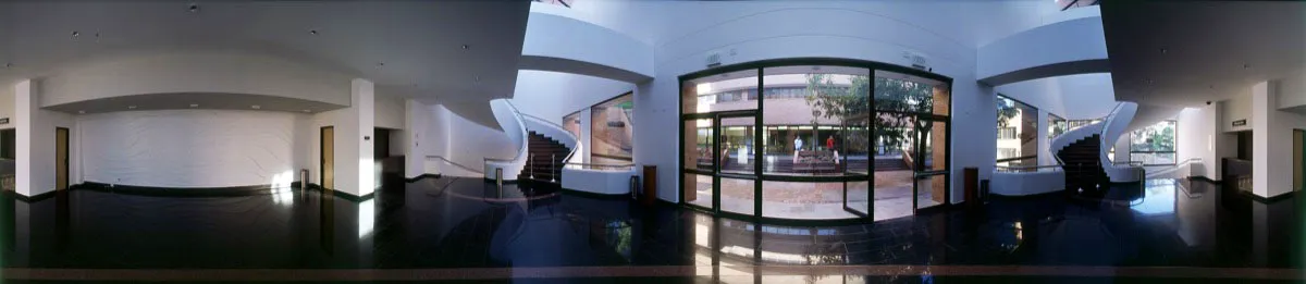 Vestíbulo principal, epicentro de la actividad académica y cultural. El auditorio, inaugurado a finales de 2003, presenta periódicamente conciertos abiertos al público capitalino, proyecciones, montajes teatrales y certámenes académicos de alto nivel. Cristóbal von Rothkirch