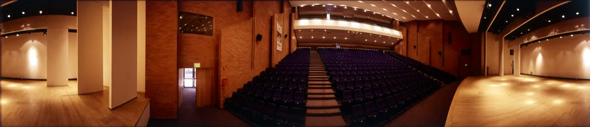 Interior del auditorio que cuenta con dos niveles y capacidad para 850 espectadores. El proyecto obtuvo el Premio a la Excelencia Inmobiliaria de la Federación Internacional de Profesiones Inmobiliarias -FIABCI-. El diseño arquitectónico es de la firma García-Reyes Arquitectos. Cristóbal von Rothkirch