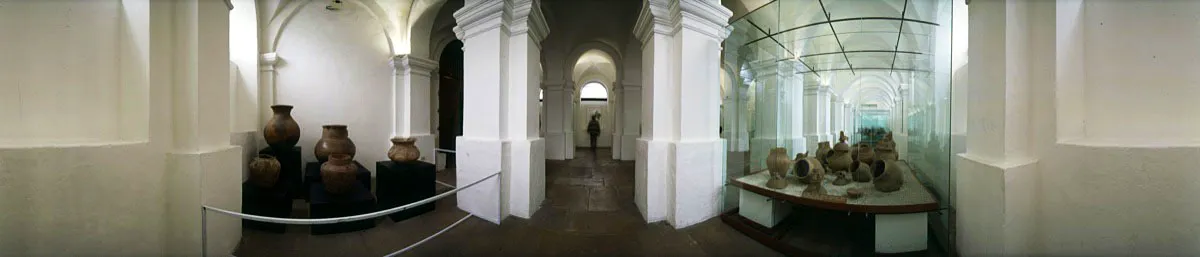 Sala Primeros Pobladores, 12 000 a.C., que se encuentra en el primer piso. A la izquierda, urnas funerarias para entierros secundarios. A la derecha, urnas funerarias de Puerto Serviez. La restauración general del museo fue dirigida por la arquitecta Viviana Ortiz. Cristóbal von Rothkirch