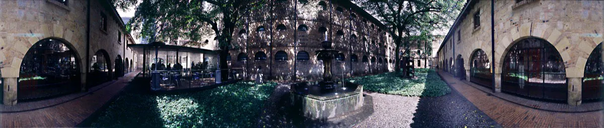 Patio interior norte. De izquierda a derecha: Pabelln Caf de Colombia, diseado por Leonardo lvarez y Ricardo Cruz, donde funciona el restaurante. Fuente y escultura de Eduardo Ramrez Villamizar. Cristbal von Rothkirch