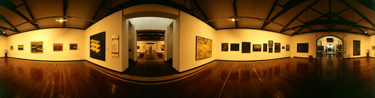 Sala Los Primeros Modernos en el tercer piso. A la izquierda, obras de Alejandro Obregón y Édgar Negret. Al fondo, Naranja de Fernando Botero. A la derecha, obras de Antonio Roda y Enrique Grau, y salida a la rotonda del tercer piso. Cristóbal von Rothkirch