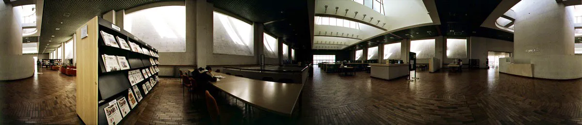 Sala general de lectura. La biblioteca, obra del arquitecto colombiano Daniel Bermúdez Samper, está ubicada en la localidad de Kennedy y fue inaugurada el 29 de junio de 2001. Cristóbal von Rothkirch