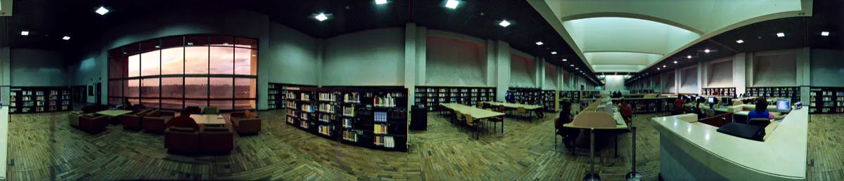 Sala general de lectura. A través del ventanal, un atardecer capitalino. La biblioteca pertenece a la Red de Bibliotecas de la Secretaría de Educación del Distrito. Cristóbal von Rothkirch