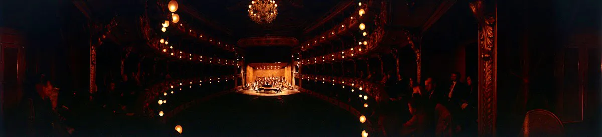 El teatro visto desde el palco presidencial, durante un concierto de la Nueva Orquesta Sinfónica Nacional de Colombia, dirigida por el maestro Alejandro Posada. La lámpara de cristal de murano, que reemplazó a la original de Luis Ramelli, fue instalada en 1948 con motivo de la IX Conferencia Panamericana. Cristóbal von Rothkirch