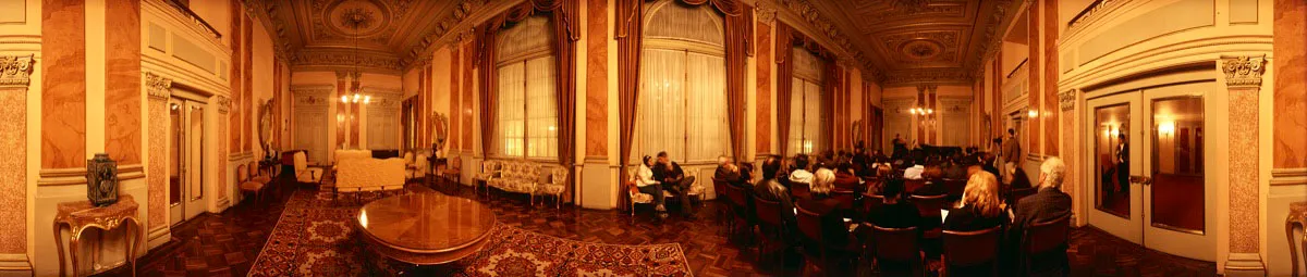 La sala de descanso o foyer, diseada por Bonpensier, en estilo neoclsico. Los muebles son de estilo isabelino y Luis XV; tiene espejos de cristal de roca y bustos de Beethoven y Rafael Nez. En el cielo raso un fresco de las diosas del Olimpo. El piano Steinway fue donado en 1992 por la fundacin cultural Jorge ez. Cristbal von Rothkirch