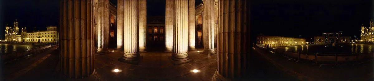 Patio Mosquera y columnata del Capitolio Nacional. A la izquierda, Catedral Primada, Casa de las Hijas de Cristo Sacerdote, Capilla del Sagrario y Palacio Arzobispal. A la derecha, el Edificio Liévano y el Palacio de Justicia completan esta visión de la Plaza de Bolívar. Cristóbal von Rothkirch