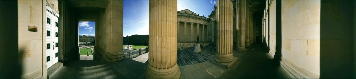 Patio sur del Capitolio Nacional, presidido por el monumento a Rafael Nez, bronce de Francisco Antonio Cano, fundido por Marco Tobn Meja en Pars, 1923. Entre las columnas se alcanzan a apreciar la Casa de Nario y la iglesia de Santa Clara. Cristbal von Rothkirch