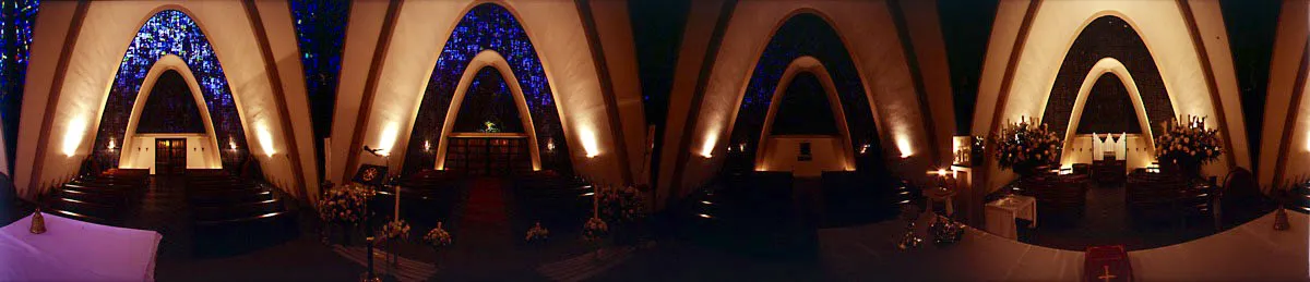 Capilla de los Santos Apóstoles del Gimnasio Moderno, diseñada y construida por el arquitecto colombiano Juvenal Moya, con vitrales de J. Barillet, de París. Fue inaugurada en 1954. Cristóbal von Rothkirch