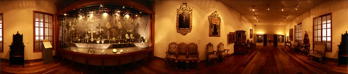 En la sala de platería destaca la gran vitrina de platería neogranadina de los siglos xvii y xviii. Sobre el sillón de tres plazas se encuentran los óleos anónimos Crucifijo y Virgen del Carmen. Al fondo, una colección de columnas en madera labrada sirve de marco a la puerta que conduce a la sala de la Sagrada Familia. Cristóbal von Rothkirch