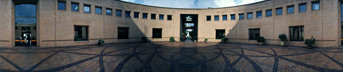 El edificio del archivo es obra del arquitecto Rogelio Salmona. La plaza de acceso, a manera de patio interior, tiene un diseño geométrico circular en ladrillo de dos tonos. Cristóbal von Rothkirch