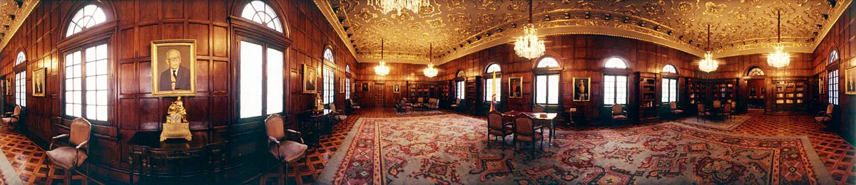 Salón protocolario con pisos en parqué, bibliotecas empotradas y paredes enchapadas en nogal, de las que cuelgan retratos de cancilleres de la república. El artesonado mudéjar fue labrado en el siglo xvii para la sala “de profundis” del convento de Santo Domingo. Cristóbal von Rothkirch