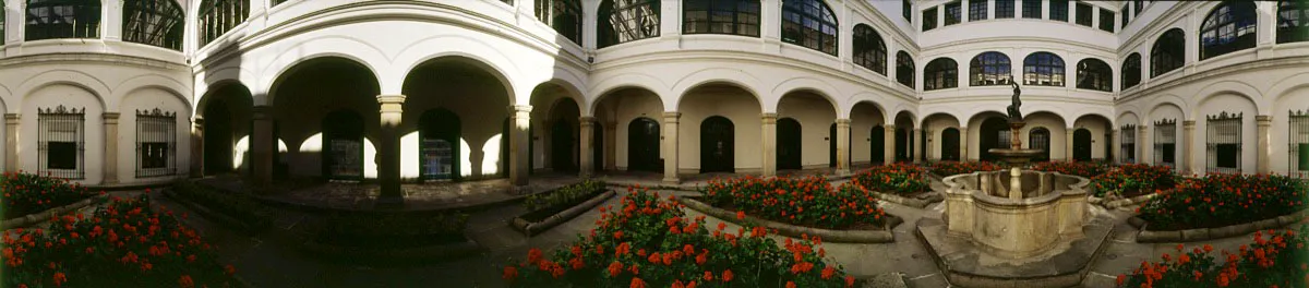 Patio de los novios. Alrededor funcionan las oficinas de coordinación de asuntos de comunicación, sociales, económicos y ambientales, y de Asia. Cristóbal von Rothkirch