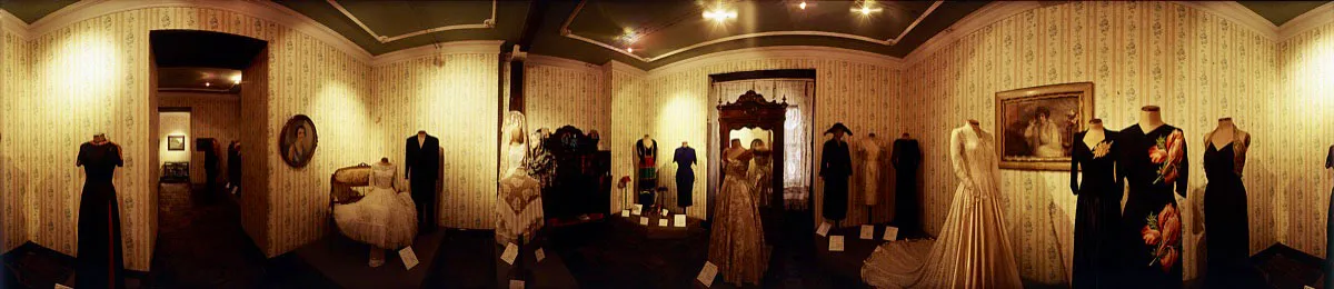 Salón de la moda, con papel de colgadura y molduras de principios del siglo pasado. Los maniquíes exhiben vestuario tanto masculino como femenino de los años 1830 a 1930. Cristóbal von Rothkirch