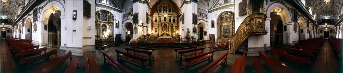 Interior de la iglesia, vista bajo la cúpula. Desde la izquierda, la Capilla del Rapto, el altar mayor, la Capilla de San Francisco Javier, el púlpito y la nave central. Cristóbal von Rothkirch