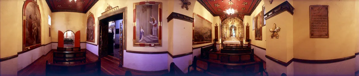 Capilla de la Virgen de Lourdes. A la izquierda la Coronación de la Virgen, el portal que conduce a la nave central del templo, la puerta al osario y a la derecha el altar dedicado a la Virgen. Cristóbal von Rothkirch