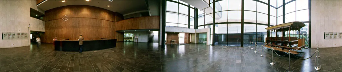 Vestíbulo principal del edificio, obra del arquitecto Juan Pablo Ortiz, inaugurado el 6 de agosto de 2003. A la derecha se aprecia un tranvía de mulas o de sangre, de finales del siglo xix. Cristóbal von Rothkirch